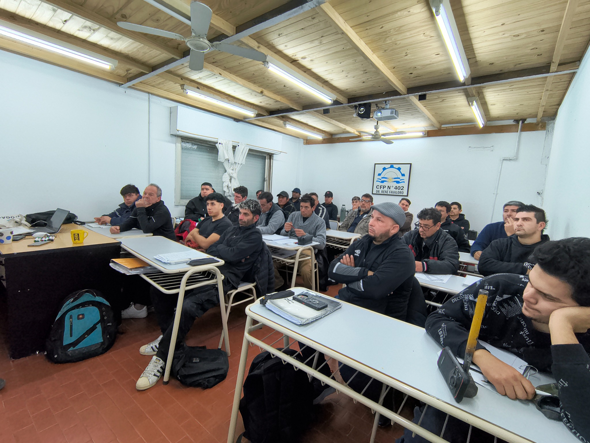Estudiantes del CFP N.º 402 participando de una clase de formación profesional